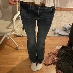 lågmidjade bootcut jeans - lågmidjade bootcut jeans från river island💗kan sänka priset vid snabb affär🙏🙏 köpta för 600kr