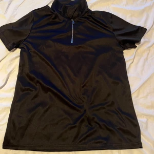 Fin svart tröja  - Säljer pågrund av att den aldrig kommit till användning. En fin svart fintröja, som är abslout i topp skick. 