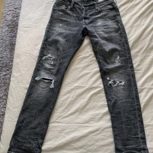 Jack and Jones jeans  - Tjena,säljer mina riktigt fetta Jack and Jones jeans med slitningar. Använde ett få tal gånger. Skriv vid fler frågor 🙌.