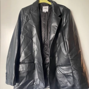 Oversize kavaj - Snygg oversize skinn kavaj från Zara, skrynklig pga flytt🫶🏼 