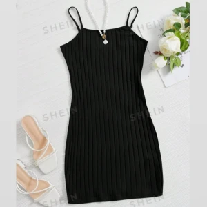 Klänning - Svart klänning från SheIn. Endast använd en sommar 🤍Nypris 69:-