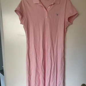 Gant klänning - Fin rosa gantklänning, köpt på Gants egna hemsida (ord pris 1100 kr) Fint skick 💕