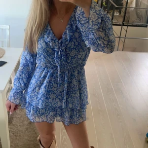 Blå blommig klänning - Blå blommig klänning från zara. Aldrig använd 