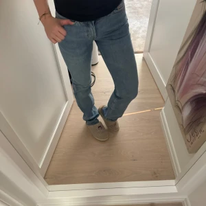 Weekday jeans Twig - Säljer mina fina ljusblå jeans från Weekday i modellen Twig (mid waist). De är raka i modellen. Säljer då de är lite tajta på mig tyvärr. Ordinariepris ca 500
