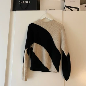 And other stories liknande tröja - Säljer denna & other stories likande tröjan! Köpt för 1000 och är använd endaste en gång 🌺💖