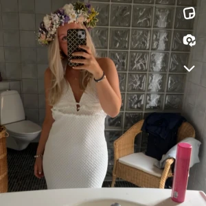 Vit långklänning  - Super fin vit långklänning, man kan ha den på lite Olika sätt. Den e för lång på mig som är 160. Super fin och skön. Andvänd 1 gång🥰