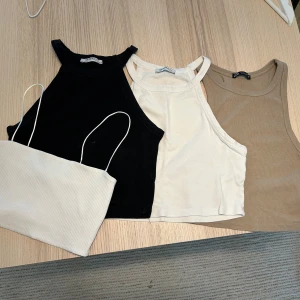 Tanktops  - Fyra linnen! Vita till vänster från Gina tricot i Xs, svarta och vita linnet i mitten i S, beiga linnet i M men mer som en S💕  Alla för 50 kr!