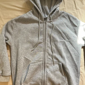 Ziphoodie - Grå munkjacka som är jättemysig och oversized, vet inte storlek men skumme säga M, oanvänd💕