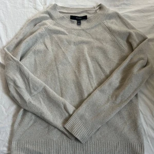 Stickad tröja  - Populär stickad tröja från vero Moda i väldigt fint skick! Väldigt bekväm tröja