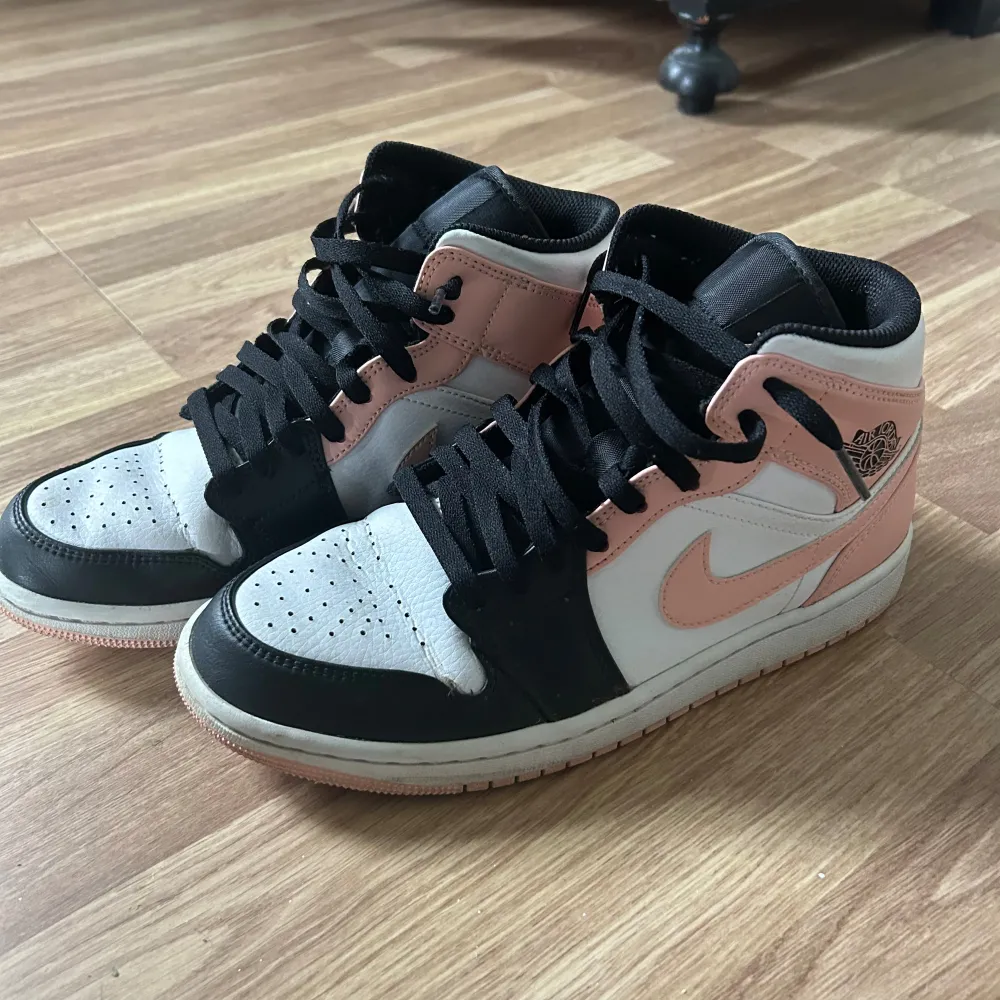 Ett par Nike Air Jordan 1 i färgen crimson tint, använda endast ett fåtal gånger och säljer nu pga att de inte kommer till användning💓 Storlek 41!!. Skor.