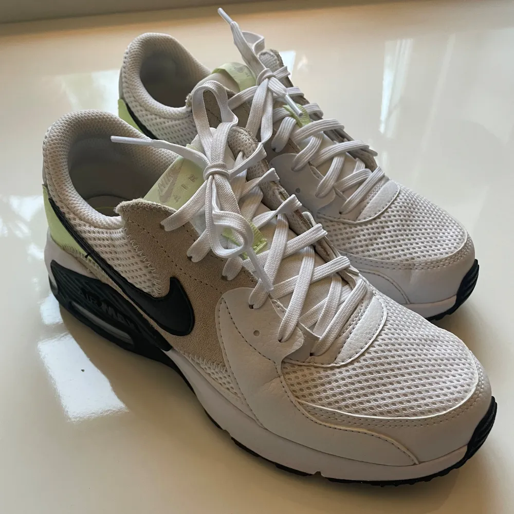 Säljer nu dessa Nike air max i storlek 37,5. Skick cirka 8/10, mycket fina och har bara använts några få gånger.. Skor.