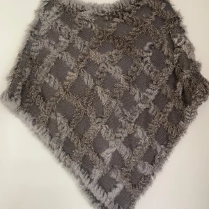 Poncho Soyaconcept med päls - Fin poncho onesize från Soyaconcept, vet inte om det är fusk eller äkta päls. Grå till färgen och som ny  Finns i Örebro och jag kan mötas upp där, skickas annars mot fraktkostnad.