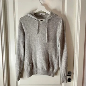 Ge Kashmir hoodie  - En 100% Kashmir Hoodie Stl M men passar mindre. Har små hål på armhålan men kan lagas snabbt. 