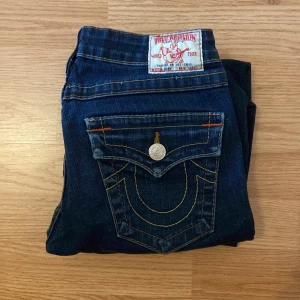 True Religion Jeans Boot Cut  - !skicka bud för snabb affär! True religion lådmidjade bootcut / flare jeans. I jättebra skick. Storlek 28 i midjan. Har ingen bild på. Skriv om ni undrar någonting 📲