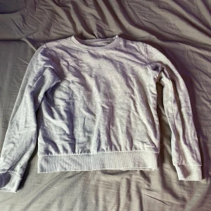 Grå hoodie - en ljusgrå hoodie från lager 157, storlek 160 och knappt använd. Perfekt att ha till jeans eller något. 