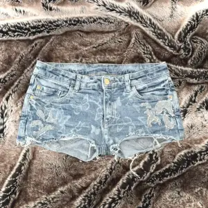 midja: 72 🤍 uppcyklade lågmidjade jeansshorts 🤍 jag är 171cm & stl S/36/28 för referens 🤍 läs POLICY & FRAKT (i gillade inlägg) innan du skriver 🤍 använd gärna ”Köp” 🤍  