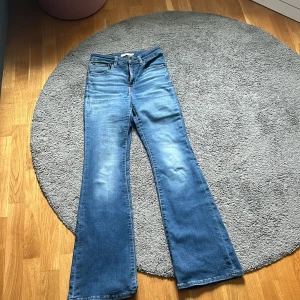 Botcut jeans  - Lågmidjade jeans butcut. 
