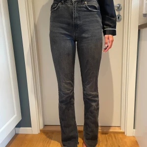 Svarta jeans med slits - Jag säljer dessa svarta jeans från Gina tricot. Dom är i använd skick. Säljer dom då dom inte kommer till användning. Köparen står för frakten. 💕💕