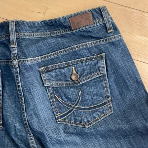 Lee jeans - Lee jeans, låg midja o bootcut Oanvända  Innerben längd 79 cm, tvärsöver 44 cm vid midjan