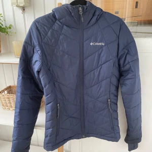 Colombia Jacka  - Risking bra och varm jacka med isolering och heattech som passar perfekt för Sverige-väder. Den är lite längre vilket är skönt också och kan även passa S! 