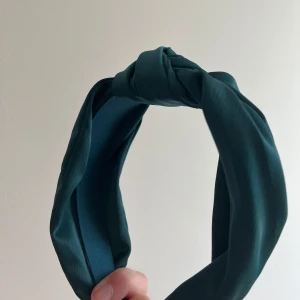 Diadem - Mörk grönt diadem med ”knut” på toppen. Änvänd två gånger så den har fint skick🤩 Skriv vid intresse/frågor🫶