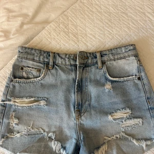 Jeansshorts  - Ljusblåa jeansshorts från zara, väldigt sparsamt använda!