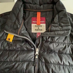 Parajumper jacka - Säljer denna äkta parajumper jackan som jag har använt bara 3 gånger den är i helt ny skick och inga skador eller fläckar den är i storlek M jag är själv en xs/s men den passar till xs/s med. 