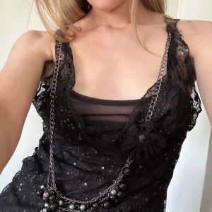 GLITTRIG TOP - FESTLIG Y2K TOPP ⚪️ Storlek S/M ⚪️ Använd gärna köp nu 🫶