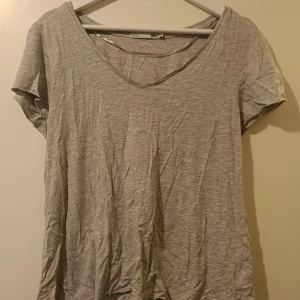 Grå t-shirt  - Grå t-shirt som inte kommer till användning längre. Tunnare material.  Strl M  Märke: Lager 157