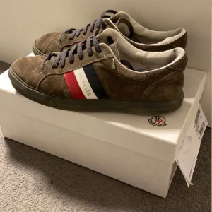 Moncler skor  - Moncler skor riktigt feta mocka skor  varan är i bra skick 8,5/10 och väl omenhändertagen  Nypris 4000 mitt pris 1699kr Tveka inte att fråga Pris kan diskuteras 