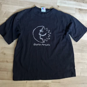 District 46 Tshirt - Fet tshirt med loose/baggy fit  det är bara att fråga om du har några funderingar köpt på junkyard  nypris 399
