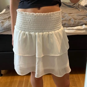 Vit volangkjol  - Fin kjol från chelsea!  Nypris 449 kr 