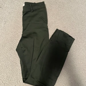 Kostymbyxa - Grön slim kostymbyxa i storlek 32. Använd fåtal gånger. I bra skick 