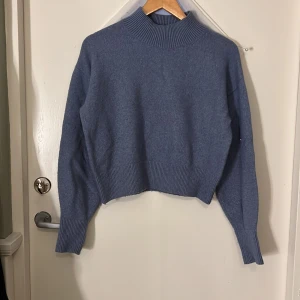 Stickad tröja - En jättefin stickad tröja från &other Stories. Den är i fint skick och inte använd så ofta. 