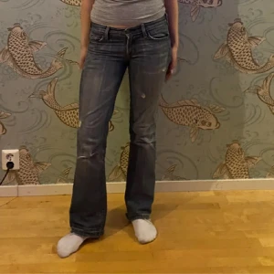 Jeans - Säljer ett par jeans som ja köpte på plick men som tyvärr var för stora❤️lånade bilder