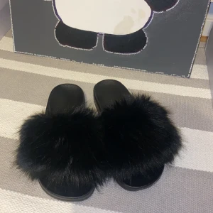 Fluffiga tofflor - Fina fluffiga tofflor jag använt några gånger ute. Storlek 41. 