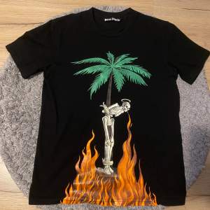 Palm Angels T-shirt skick 9/10 använd typ 3 gånger . Pris går att diskutera 🌴🌴