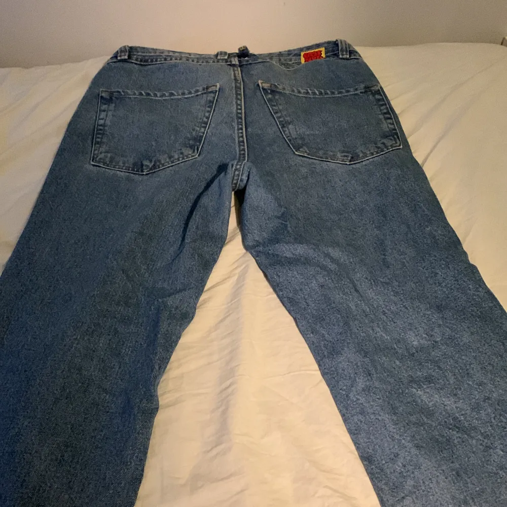 Blåa baggy empyre jeans köpta i somras för 750kr. Ganska fint skick utom lite slitna längst ner. Pris kan diskuteras.. Jeans & Byxor.