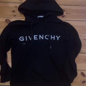 Givenchy hoodie 1:1 Storlek M sitter bra som S ochså Svart färg  Nyskick jätte bra passform