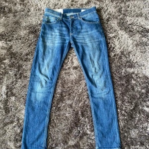 Dondup jeans - Riktigt fräscha dondup jeans. Det är modellen ”mius” som är lik modellen ”George”. Riktigt fina byxor välanvända men mycket kvar i sig😀