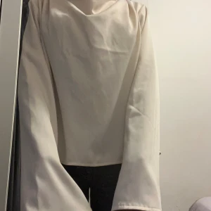  blus - En jätte fin blus, köpt från bikbok. Använt den ett par gånger när jag var inne i blusar men säljer då dem inte komemr till användning. Skriv för fler bilder eller om ni har pris förslag. Pris kan alltid diskuteras!<3