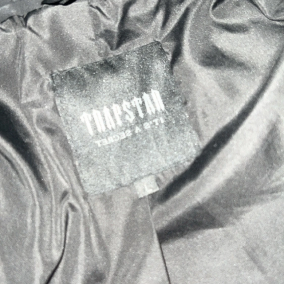 Jag säljer nu min Trapstar jacka för ja tycker inte om den längre och för att de inte riktigt är min stil nåt mer - 90