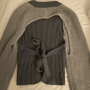 Festtopp - Säljer denna zara fest tröja med öppen rygg, helt oanvänd och finns ej kvar att köpa, köpte för 349kr