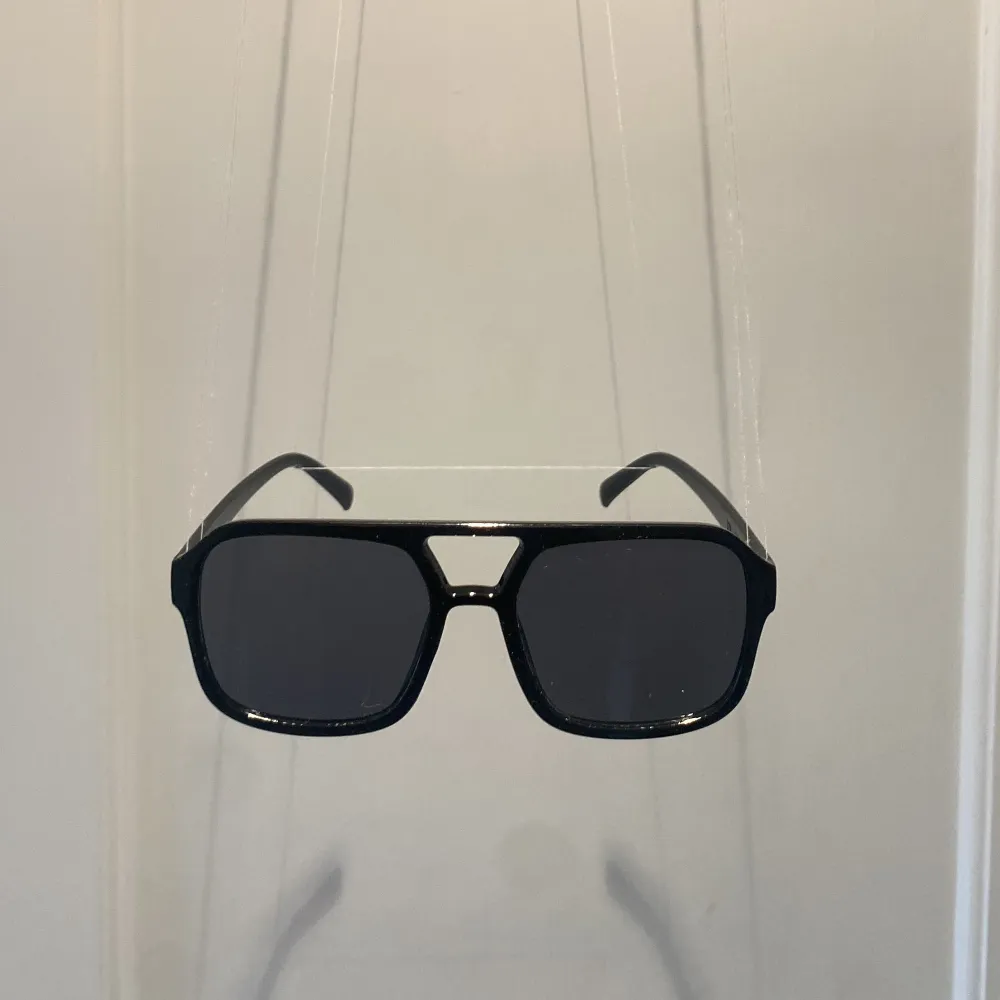 Sommarens grischigaste solglasögon modellen  från kollektionen III🍾. Fås även med ett exklusivt case med putsduk och en skyddspåse så du kan ha med dig glasögonen i fickan. Accessoarer.