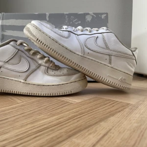Nike air force 1 - Air force 1s Köpa på Goat. Storlek 39 men passar 40. Ny pris 1400 och mitt pris 350. Pris kan diskuteras. 