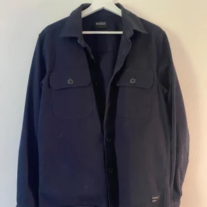Mörkblå Overshirt från Gabba - Storlek M, väldigt bra skick med inte många användningar och inga defekter alls, ord.pris 900 kr 