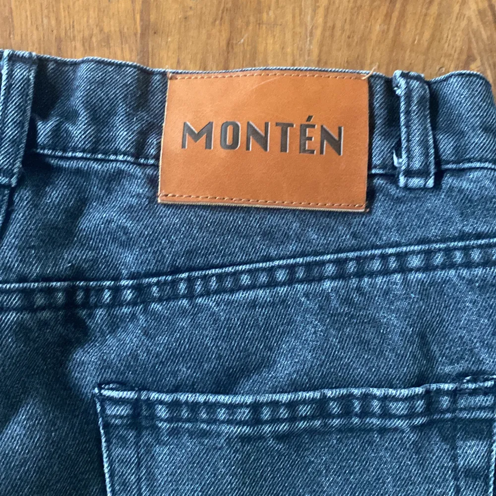 Monten jeans stone washed mörkgrå stl w30L32. Mycket bra skick. Jeans & Byxor.