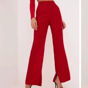 Röda kostymbyxor - Röda kostymbyxor som går åt de vinröda hållet. Använda fåtalgånger. Väldigt bra skick. Storlek 36. Förkorta för mig på 177cm. Köparen står för frakten. Org pris 499kr säljer för 100kr