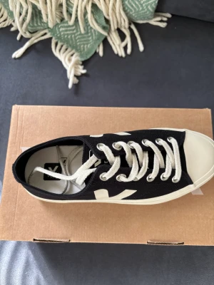 Veja sneakers  - Helt nya Veja sneakers i strl 40! Skulle säga att de är något små i storleken 