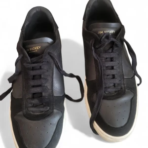 Jim Rickey sneakers - Hejsan. Säljer ett par snygga och trendande sneakers ifrån det svenska varumärket Jim Rickey. Skorna är använda men ändå I bra skick. Ingen kartong medföljer. Passformen är normal I storleken.